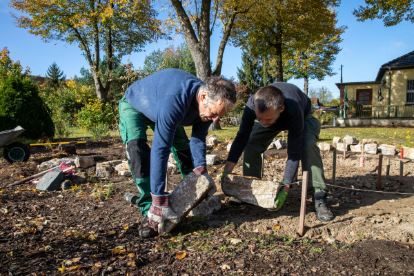 Bau einer Kräuterspirale im Wildbienenschaugarten Schöneweide (Berlin)