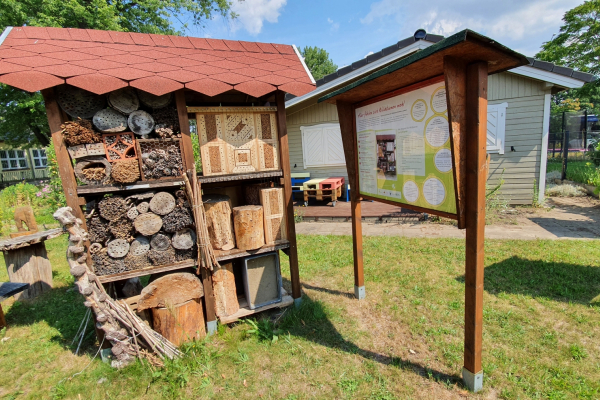 Nisthilfe beim Wildbienenschaugarten. Links: unvorteilhaft. Rechts: neu gebaut!